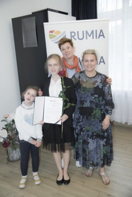 Maja Bareja (absolwentka Szkoły Podstawowej nr 4 im. Janusza Korczaka) z bliskimi
