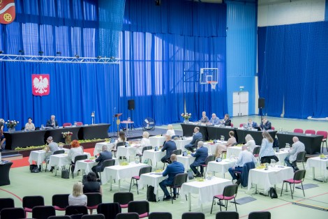 Sesja absolutoryjna odbywająca się w hali MOSiR-u 