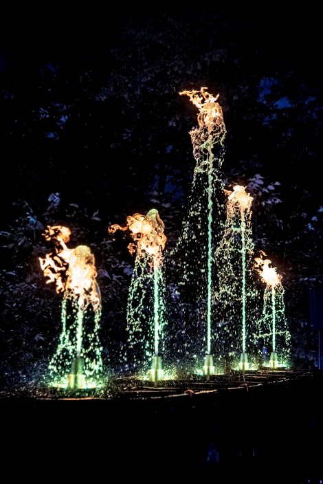Pokaz fontann buchających ogniem