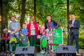 Dyrektor MOSiR-u Jolanta Król oraz burmistrz Michał Pasieczny z osobami nagrodzonymi w konkursach
