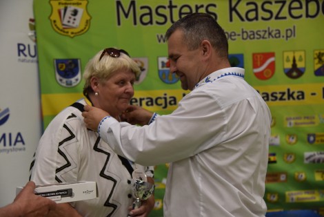 Burmistrz Michał Pasieczny podczas wręczania nagród laureatom