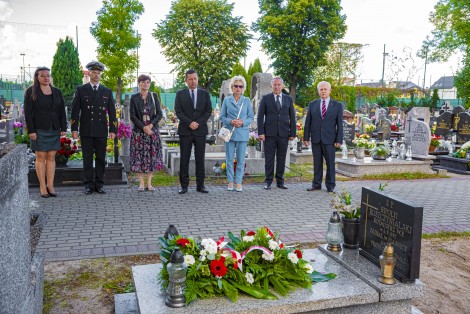 Przedstawiciele władz miasta przy grobach rotmistrza Hipolita Roszczynialskiego i porucznika Tadeusza Zleśnego