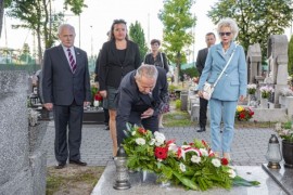 Przedstawiciele władz miasta przy grobach rotmistrza Hipolita Roszczynialskiego i porucznika Tadeusza Zleśnego