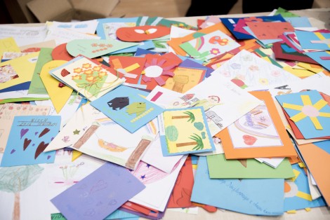 Przygotowane przez dzieci kartki z życzeniami dla seniorów
