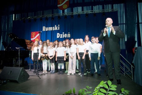 Występ międzyszkolnego chóru dziecięcego pod kierownictwem Krzysztofa Brzozowskiego