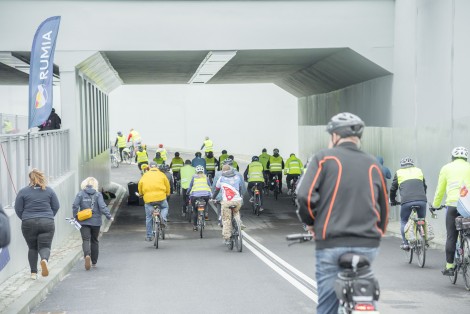 Członkowie Klubu „Sama Rama” i Grupy Rowerowej „Szprychy” przejeżdżający przez tunel