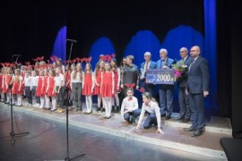 Chór Państwowej Szkoły Muzycznej I stopnia w Wejherowie z przedstawicielami władz