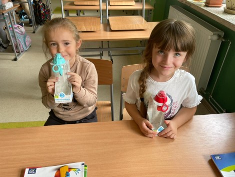 Uczniowie klas pierwszych otrzymali butelki filtrujące