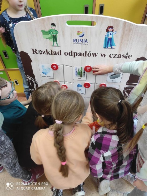 Dzieci przy interaktywnej tablicy