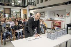 Sebastian Kuźmiński, autor zdjęcia wykorzystanego w albumie, składa podpis