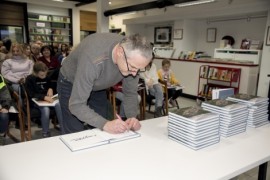 Daniel Dempc, autor wykorzystanego w albumie zdjęcia, składający podpis