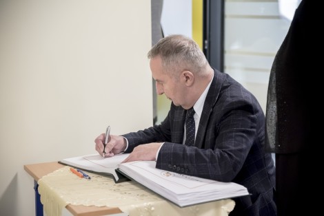 Przewodniczący rady miejskiej Krzysztof Woźniak wpisujący się do szkolnej kroniki