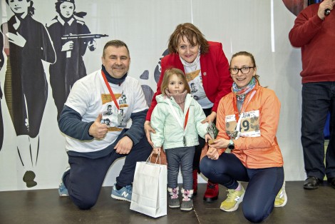 Wręczenie nagrody dla najmłodszej uczestniczki biegu (Zofii Fajtek)