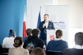 Przemawiający burmistrz Michał Pasieczny