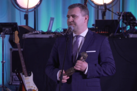Odbierający nagrodę burmistrz Michał Pasieczny podczas przemówienia