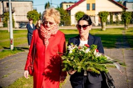 Radne Teresa Hebel i Maria Bochniak składające kwiaty