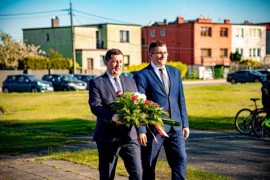 Wiceburmistrz Ariel Sinicki i sekretarz Marcin Kurkowski składający kwiaty