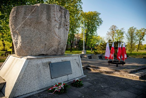 Przyozdobiony pomnik przy ul. Chełmińskiej