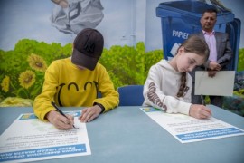 Dzieci podpisujące umowę śmieciową