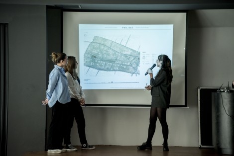Polskie studentki przedstawiające swój projekt