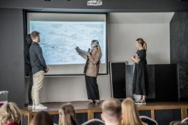 Polscy studenci przedstawiający swój projekt