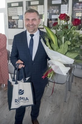 Burmistrz Michał Pasieczny z otrzymanymi kwiatami
