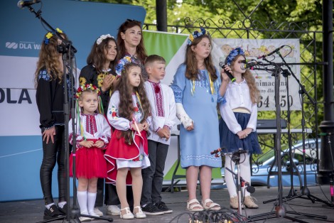 Ukraińskie dzieci występujące na scenie