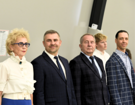 Od lewej: radna Teresa Hebel, burmistrz Michał Pasieczny, przewodniczący rady Krzysztof Woźniak, inwestor Szymon Wiśniewski 
