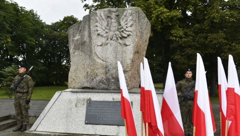 Składanie kwiatów pod obeliskiem poświęconym bohaterom walk z faszyzmem niemieckim