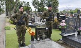 Żołnierze przy grobie rotmistrza Hipolita Roszczynialskiego