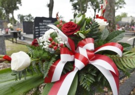 Kwiaty składane na mogiłach żołnierzy poległych we wrześniu 1939 roku