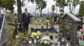 Składanie kwiatów na grobie porucznika Tadeusza Zleśnego