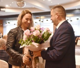 Wiceburmistrz Ariel Sinicki wręczający kwiaty dyrektorowi SP nr 7 Lilianie Król