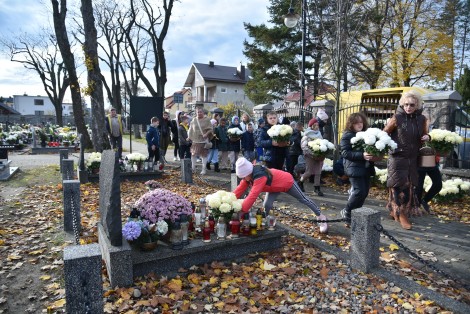 Dzieci ze Szkoły Podstawowej nr 1 pomogły w rozstawieniu kwiatów na cmentarzu parafialnym przy ul. Świętopełka