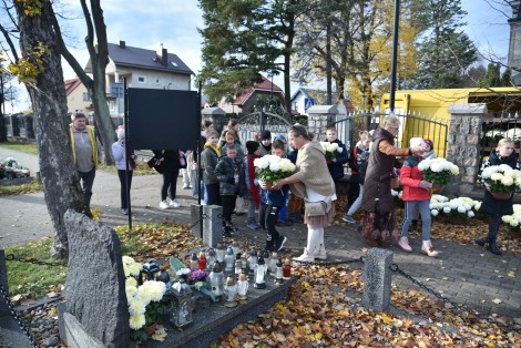 Dzieci ze Szkoły Podstawowej nr 1 pomogły w rozstawieniu kwiatów na cmentarzu parafialnym przy ul. Świętopełka