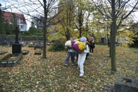 Dzieci ze Szkoły Podstawowej nr 1 pomogły w rozstawieniu kwiatów na cmentarzu parafialnym przy ul. Świętopełka oraz na zabytkowym cment...