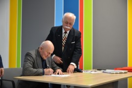 Mieczysław Grzenia, przewodniczący Rumskiej Rady Seniora podpisuje treść apelu
