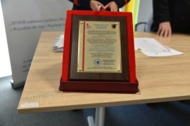 Wyróżnienie wręczone burmistrzowi Michałowi Pasiecznemu przez przedstawicieli Obywatelskiego Parlamentu Seniorów