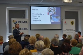 Burmistrz Rumi Michał Pasieczny przedstawia miejskie działania na rzecz seniorów