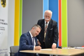 Michał Pasieczny, burmistrz Rumi podpisuje treść apelu