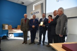 Burmistrz Michał Pasieczny z wyróżnieniem przyznanym przez pomorską delegaturę Obywatelskiego Parlamentu Seniorów