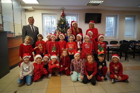 Dzieci z zerówki Szkoły Podstawowej nr 1 w Rumi wraz z opiekunkami i wiceburmistrzem Arielem Sinickim
