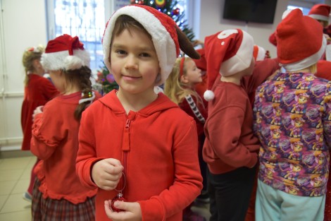 Dzieci z zerówki Szkoły Podstawowej nr 1 w Rumi dekorują choinkę w Biurze Obsługi Mieszkańców