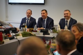 Sesja budżetowa Rady Miejskiej Rumi, 14 grudnia 2023 roku – od prawej burmistrz Michał Pasieczny, zastępca burmistrza Ariel Sinicki i p...