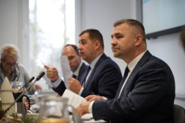 Sesja budżetowa Rady Miejskiej Rumi, 14 grudnia 2023 roku – od prawej burmistrz Michał Pasieczny, zastępca burmistrza Ariel Sinicki i p...