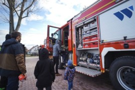 Rumscy strażacy prezentowali pojazd i sprzęt pod halą MOSiR-u