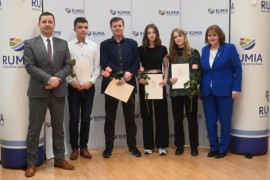 Wręczenie nagród burmistrza Rumi za osiągnięcia sportowe w 2023 roku na antresoli hali MOSiR-u