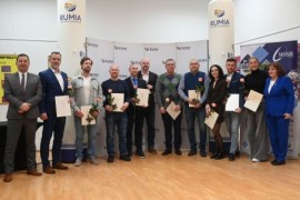 Wręczenie nagród burmistrza Rumi za osiągnięcia sportowe w 2023 roku na antresoli hali MOSiR-u