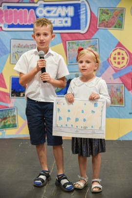Uczestnicy VIII Dziecięcej Sesji Rady Miejskiej Rumi prezentujący swój projekt uchwały