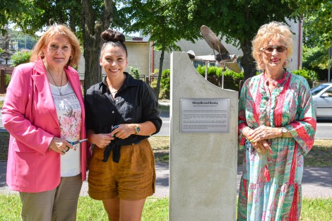 Przedstawicielki rady miasta i powiat dokonały odsłonięcia ostatniej spośród czterech rzeźb